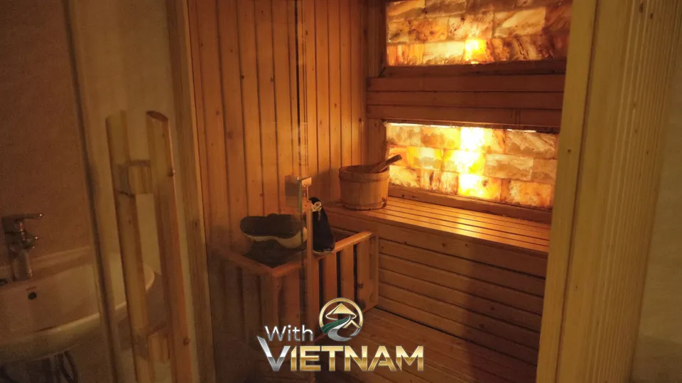 나무로 된 습식 사우나 내부