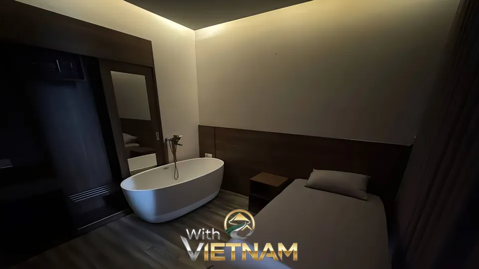 욕조와 침대가 있는 클라우드 나인 객실