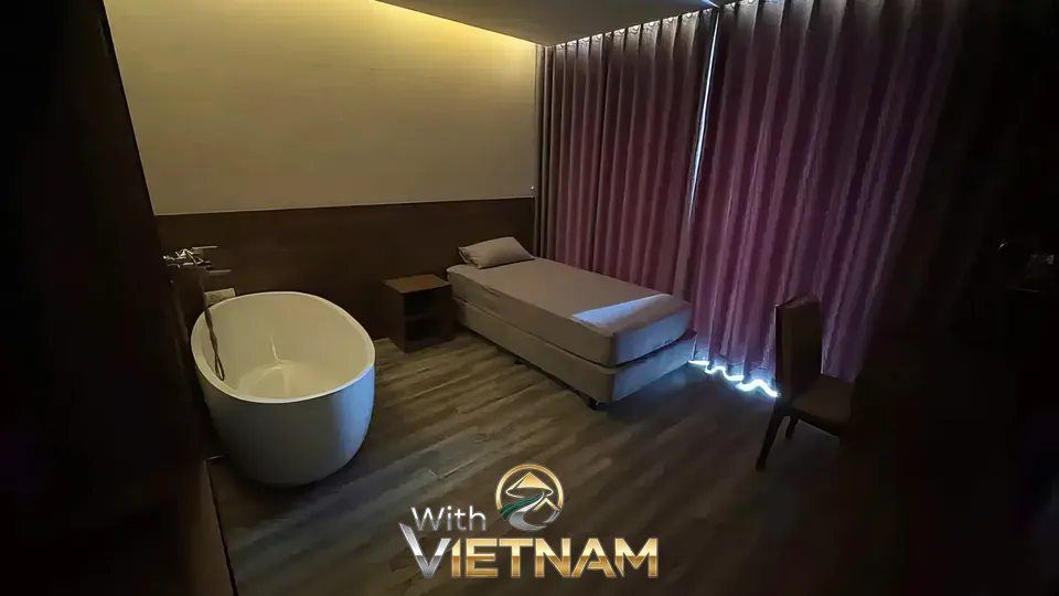 침대 옆에 욕조가 있는 마사지 룸