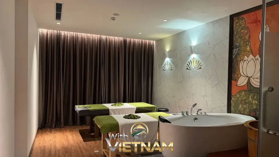 아늑한 조명과 커튼이 있는 스파 룸