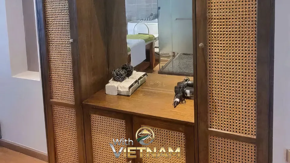 라탄 스타일의 문이 달린 캐비닛