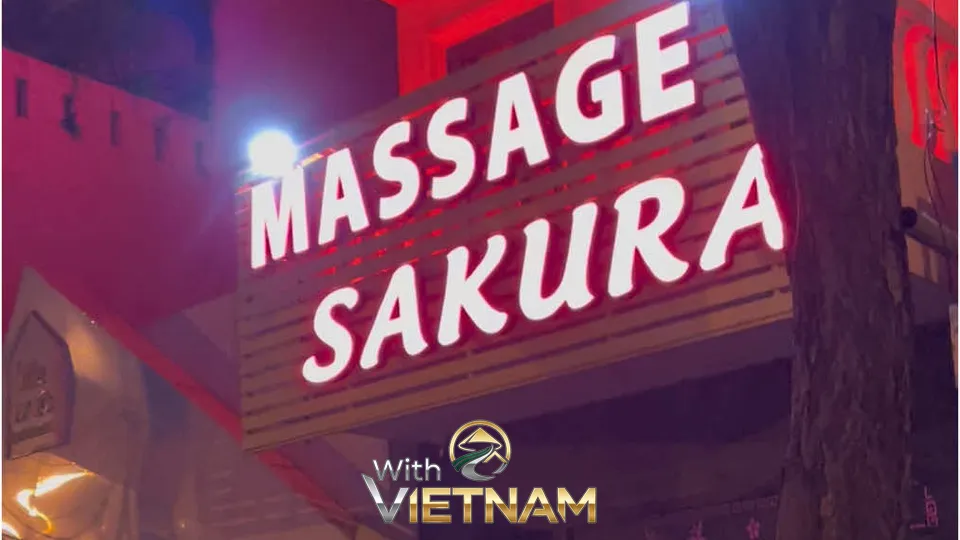 밤에 본 나트랑 사쿠라 외부 간판