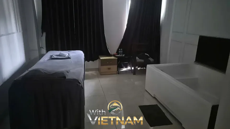 마사지 베드와 욕조가 있는 방