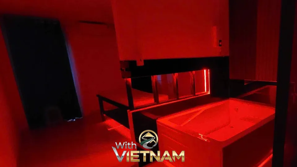 붉은 조명이 켜진 마사지 룸