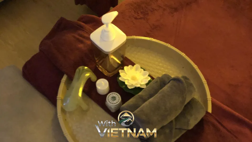 마사지 오일과 수건이 담긴 쟁반