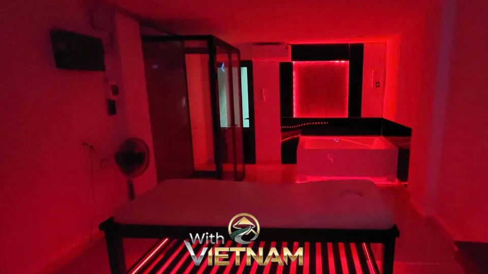 붉은 조명 아래 마사지 베드