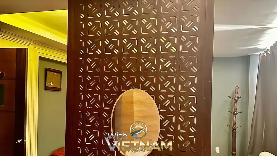 기하학적 무늬의 나무 파티션