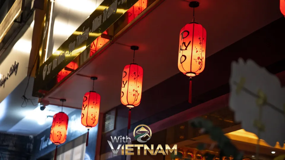 붉은 등불이 걸린 가게 외관