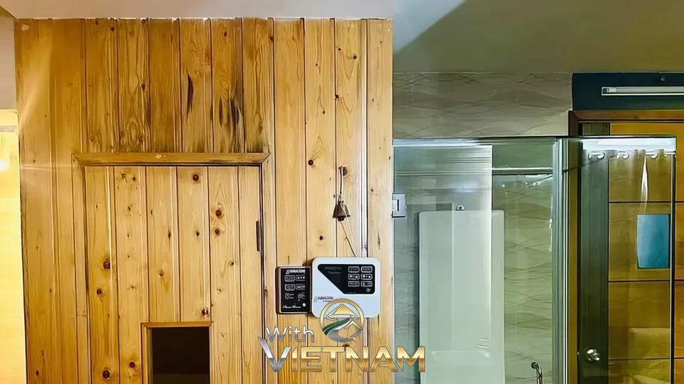 나무로 된 사우나 룸 내부 모습