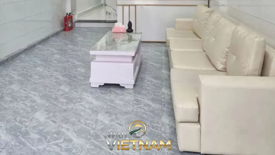 스파 대기 공간의 하얀 소파와 대리석 테이블