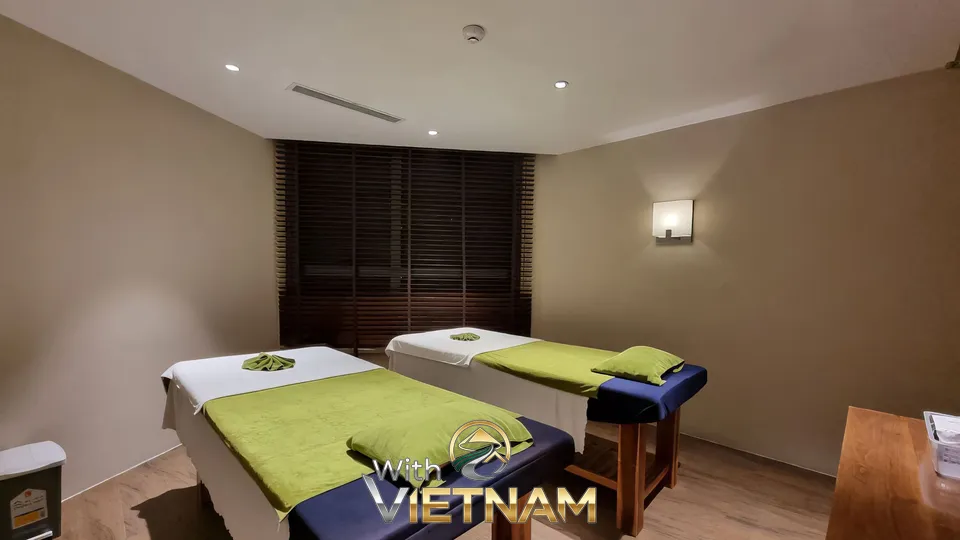 두 개의 마사지 베드가 있는 아늑한 스파 룸