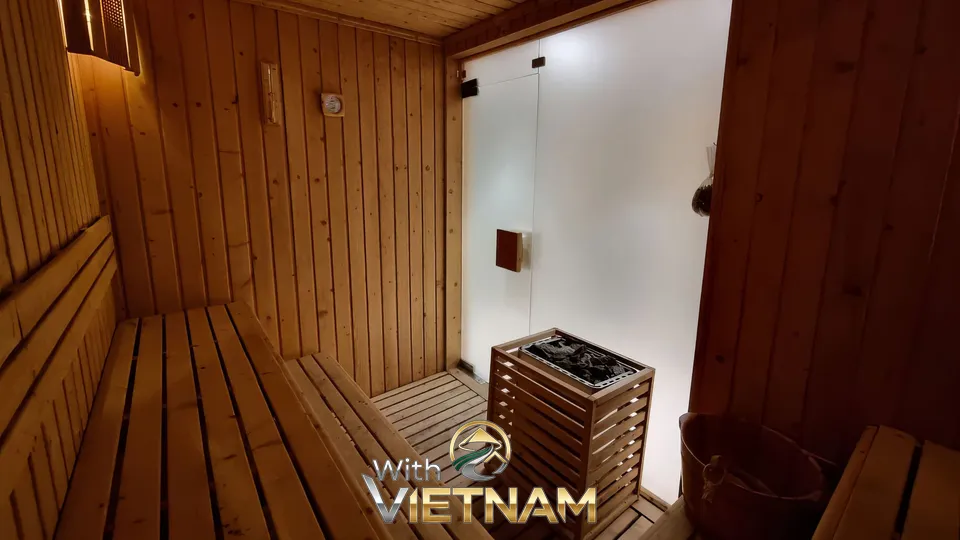 나무로 된 넓고 아늑한 비타민 스파의 사우나