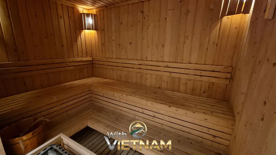 편안한 휴식을 위한 나무 사우나 시설