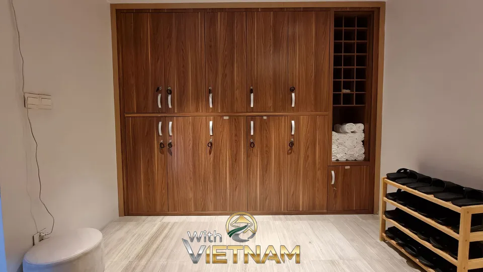 스파 탈의실의 나무 사물함과 수건 선반