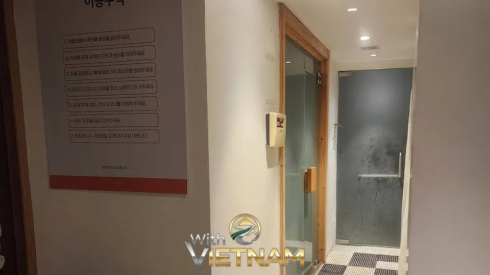 스파 입구와 안내문이 붙어있는 복도
