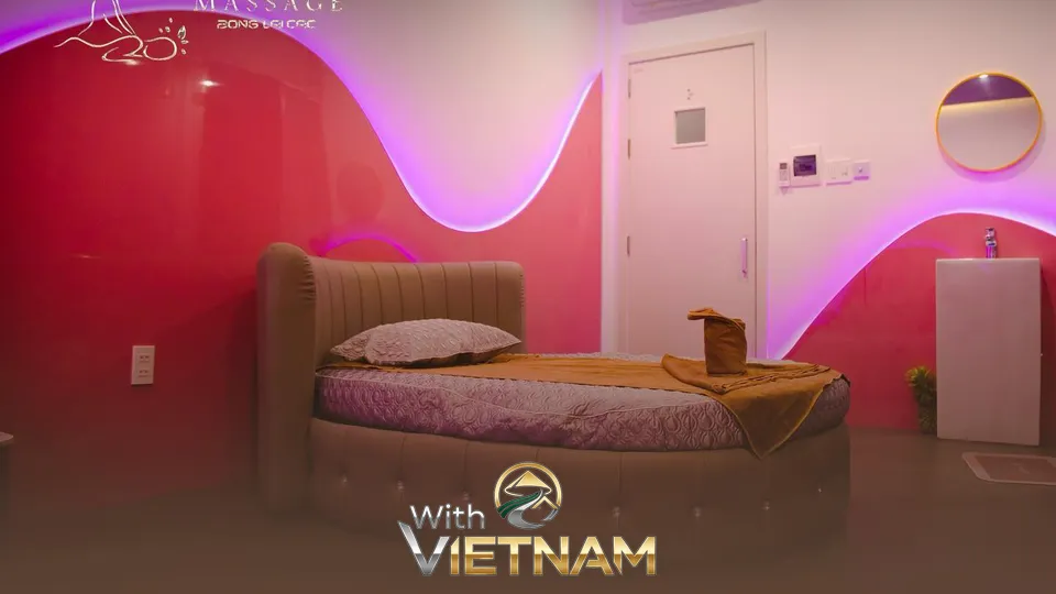 핑크빛 조명의 아늑한 마사지룸