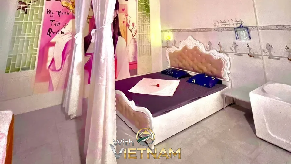 흰색 헤드보드가 있는 침대와 욕조