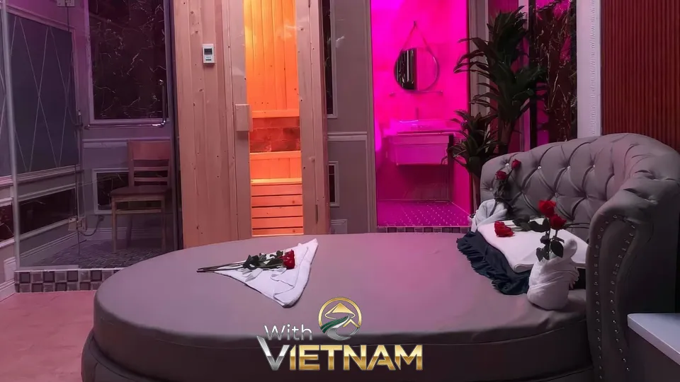 장미가 놓인 원형 침대와 사우나