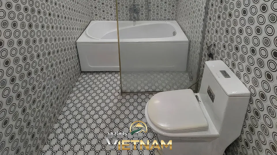 흑백 패턴 타일의 욕실과 욕조