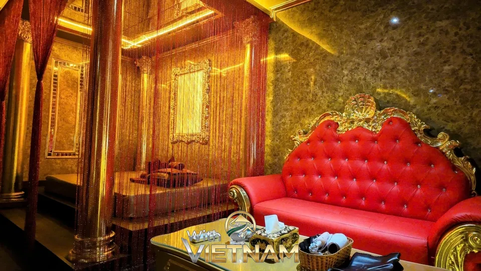 붉은 소파와 금색 장식 룸