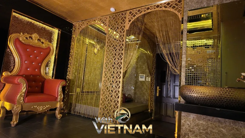 붉은 왕좌 의자와 금색 세면대