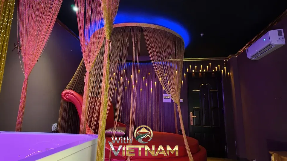 보라색 조명과 원형 마사지 룸