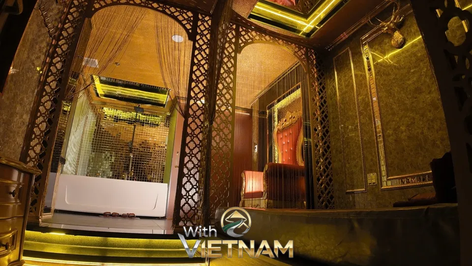 금색 욕조와 샤워 시설