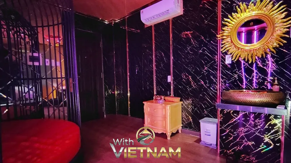 철창 장식과 붉은 원형 침대