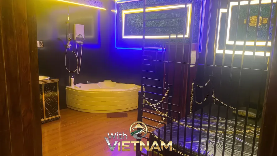 파란 조명의 욕조가 있는 마사지룸