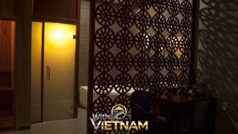 장식적인 파티션이 있는 방 입구