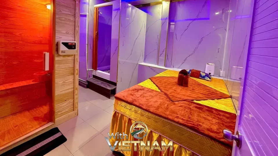 나무 사우나와 마사지 베드가 있는 방