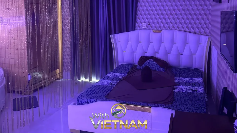 파란색 조명과 흰색 침대가 있는 방