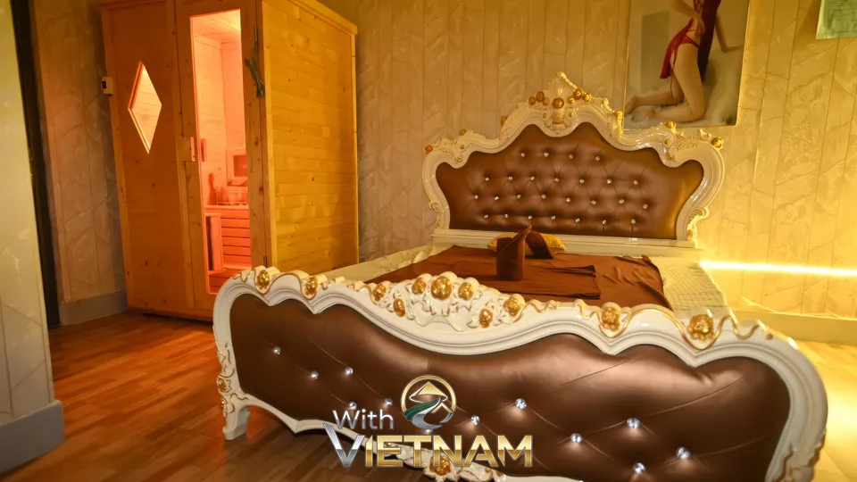 고풍스러운 침대와 사우나가 있는 방