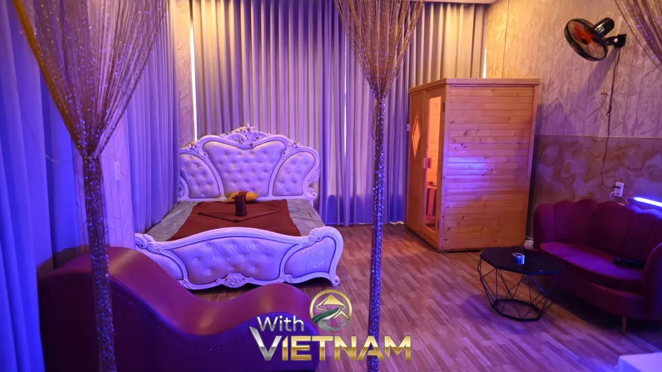 사우나와 붉은 소파가 있는 마사지실