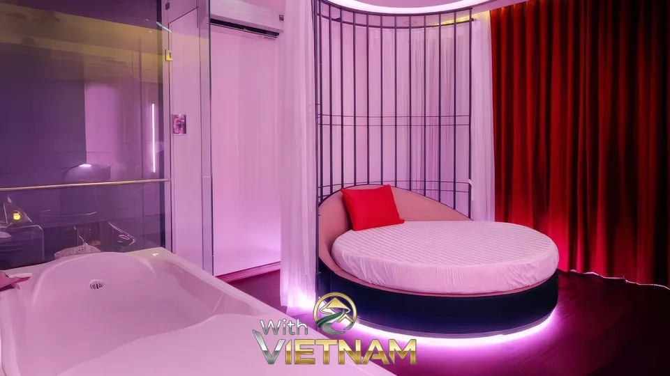 붉은 커튼과 둥근 침대가 있는 방