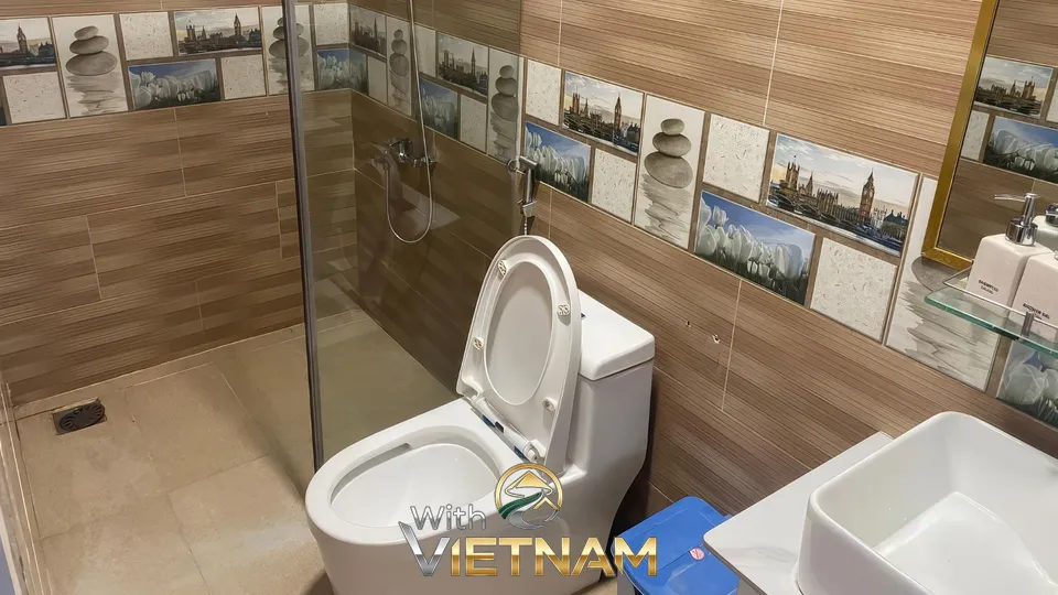 샤워 부스와 변기가 있는 현대적인 욕실