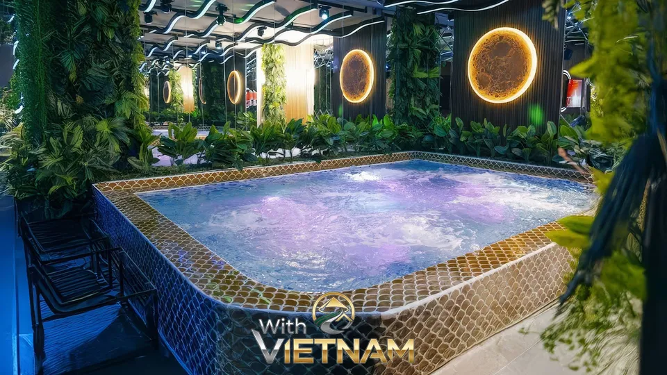 식물로 둘러싸인 화려한 실내 자쿠지