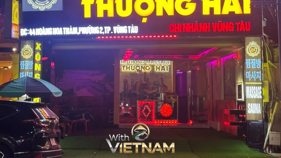 밤에 화려한 조명이 켜진 마사지샵 외부