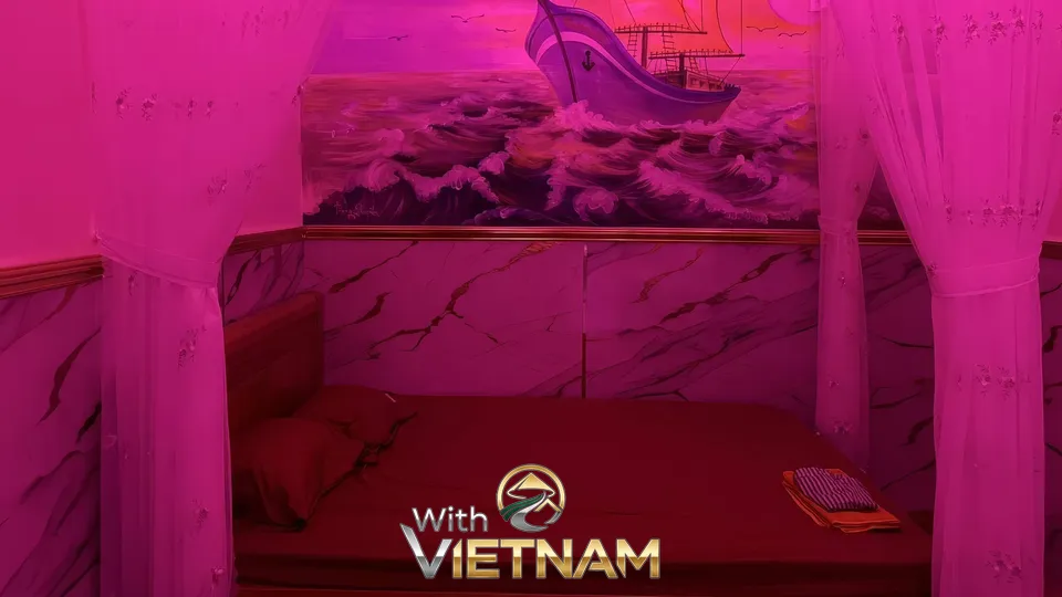 분홍색 커튼과 조명이 있는 마사지실