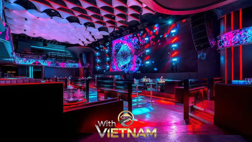 다채로운 조명의 넓고 세련된 라운지