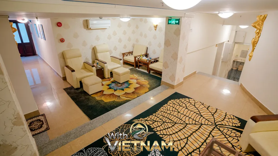 나뭇잎 무늬 러그가 깔린 대기실