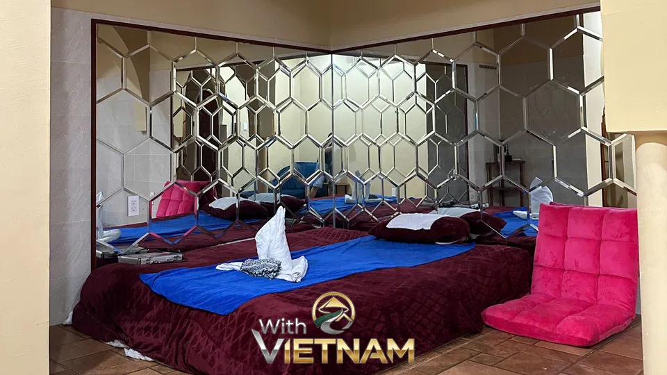 벌집 모양 거울 벽과 마사지 베드