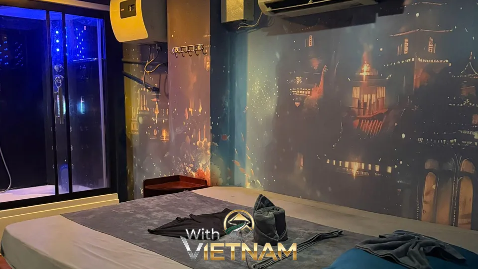 벽화 옆 마사지 베드와 샤워실