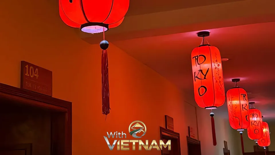 붉은 조명이 켜진 복도에 걸린 홍등