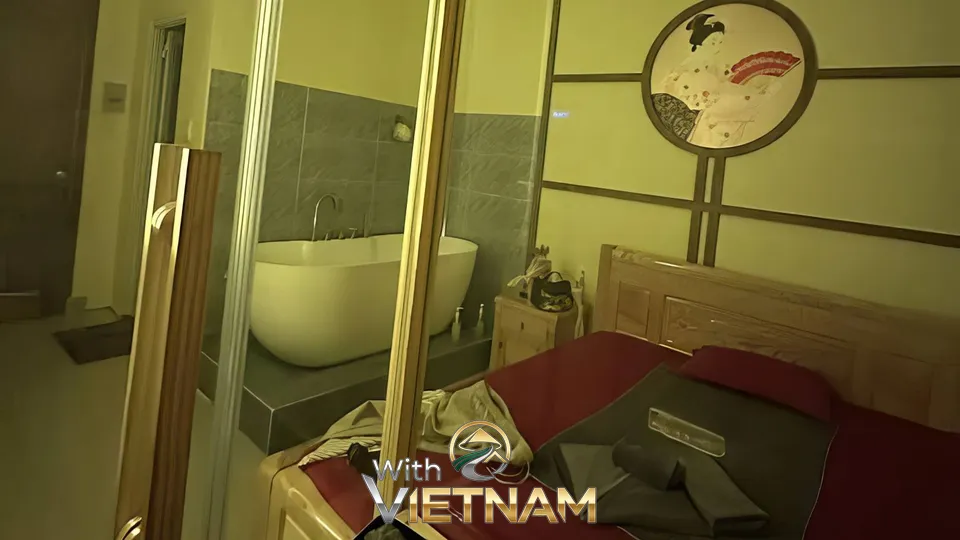 욕조가 보이는 침실의 붉은 침대