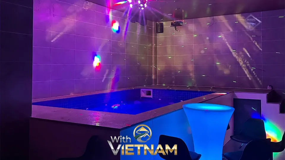 화려한 조명이 비치는 실내 수영장